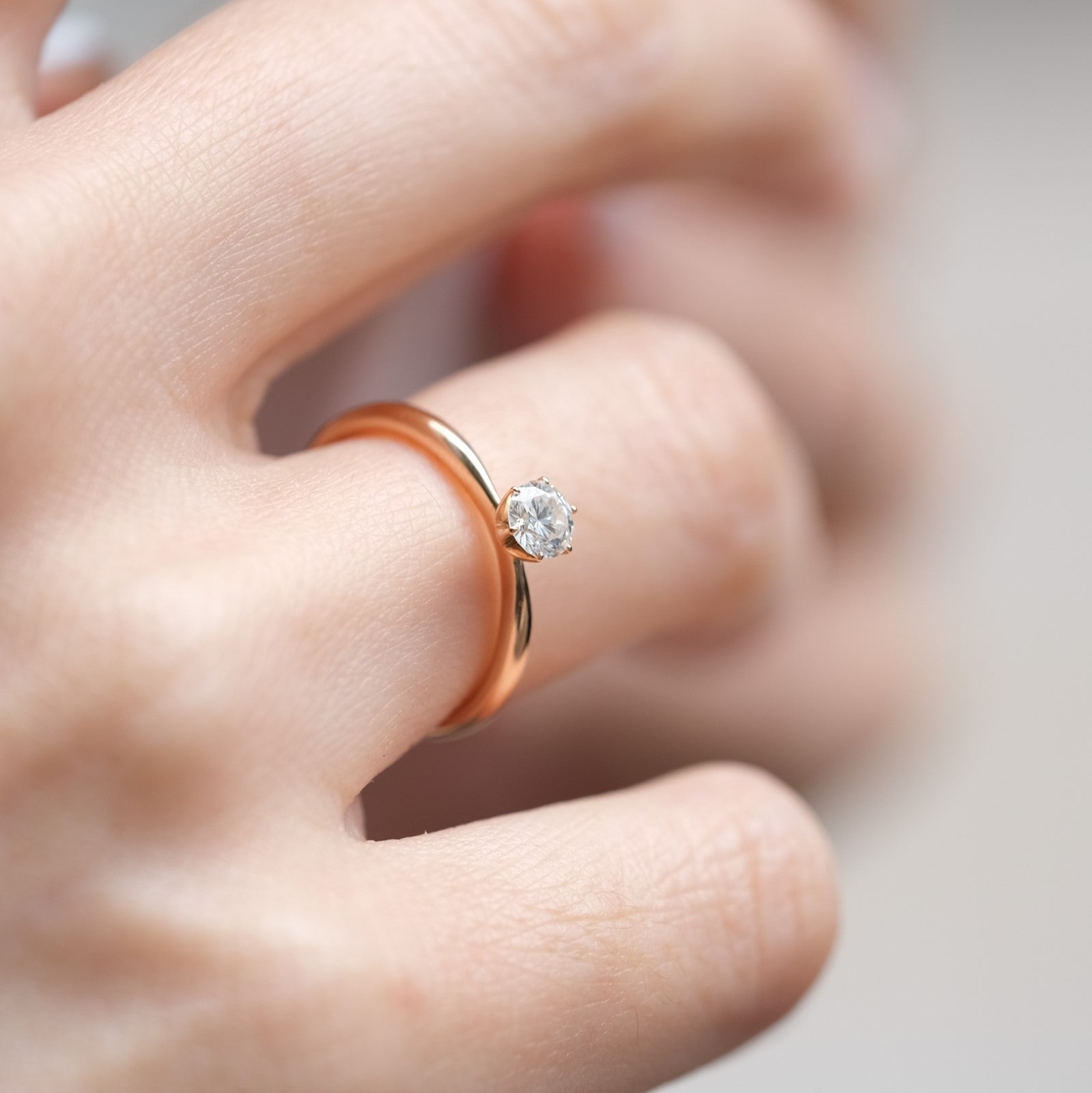 婚約指輪にもふさわしいローズゴールドの0.3ct天然ダイヤリング ゴールドソリティア2.6 着用イメージ