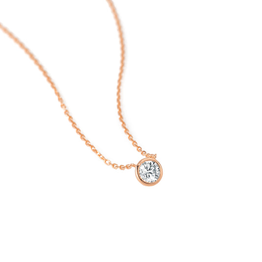 ワンアンドオンリー。0.3カラット天然ダイヤを覆輪留めしたローズゴールド一粒ダイヤネックレス 正面